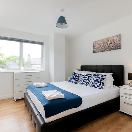 Skyvillion - Cozy Apartments In Enfield Town With Free Parking & Wifi Exterior photo