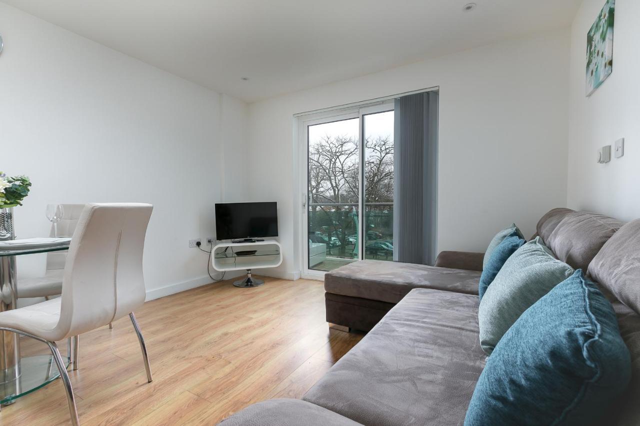 Skyvillion - Cozy Apartments In Enfield Town With Free Parking & Wifi Exterior photo