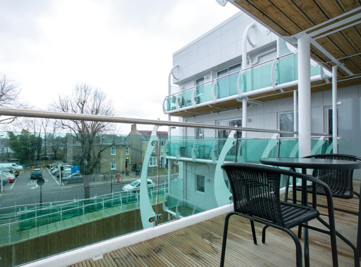 Skyvillion - Cozy Apartments In Enfield Town With Free Parking & Wifi Exterior photo