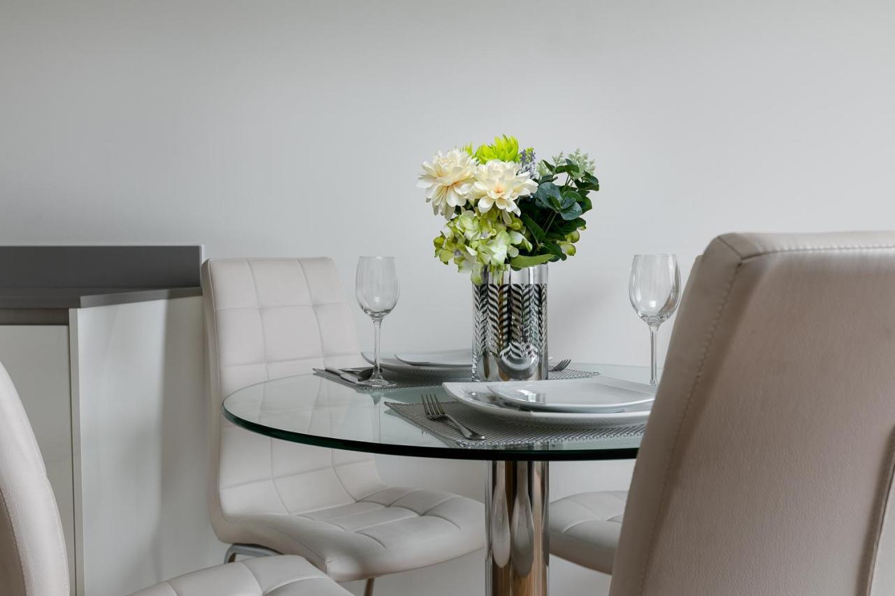 Skyvillion - Cozy Apartments In Enfield Town With Free Parking & Wifi Exterior photo