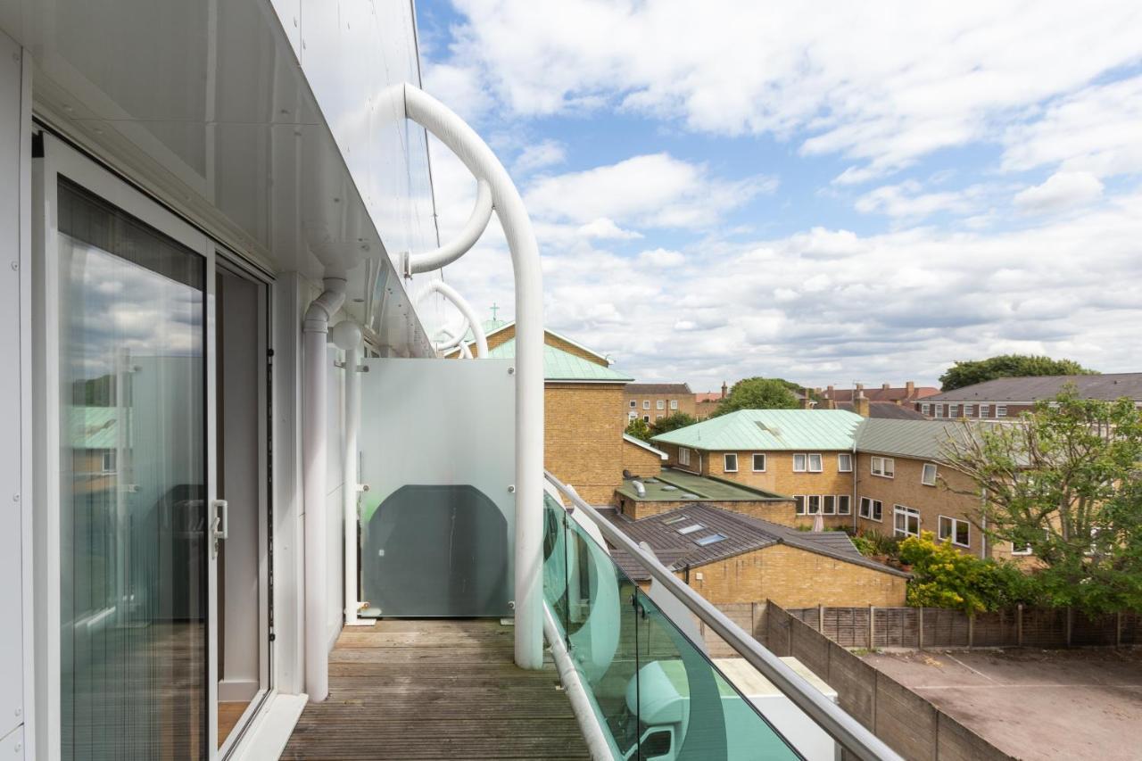 Skyvillion - Cozy Apartments In Enfield Town With Free Parking & Wifi Exterior photo