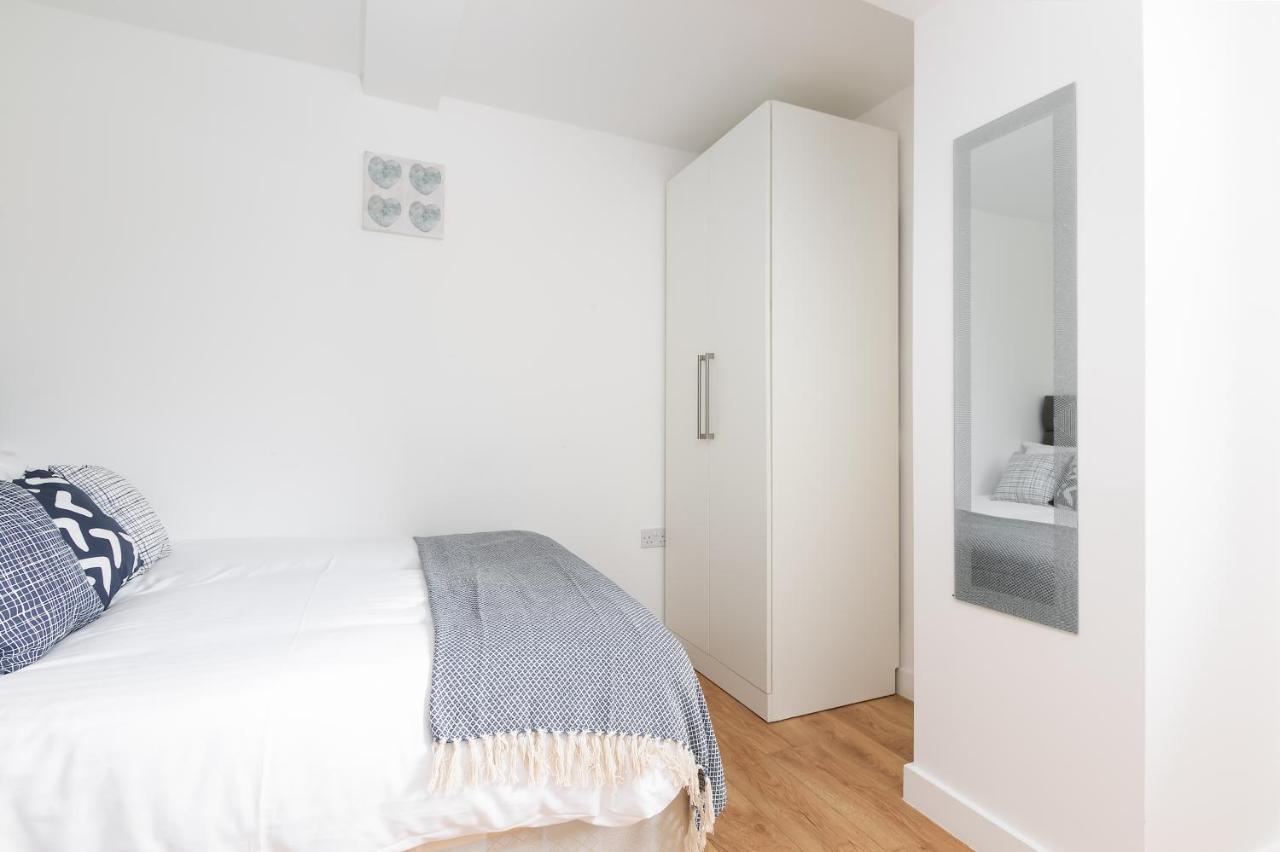 Skyvillion - Cozy Apartments In Enfield Town With Free Parking & Wifi Exterior photo