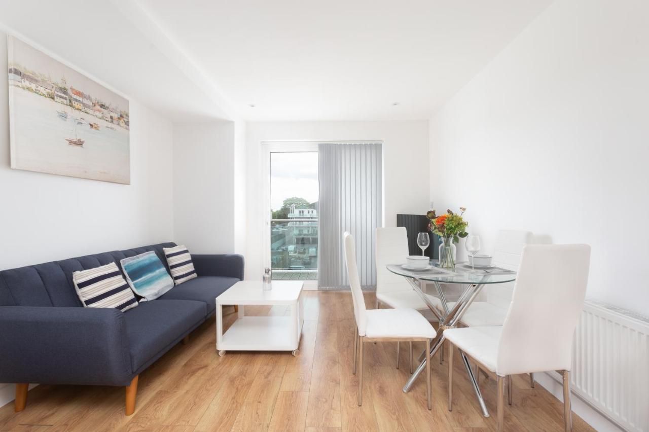 Skyvillion - Cozy Apartments In Enfield Town With Free Parking & Wifi Exterior photo