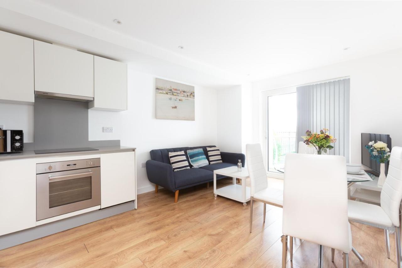 Skyvillion - Cozy Apartments In Enfield Town With Free Parking & Wifi Exterior photo
