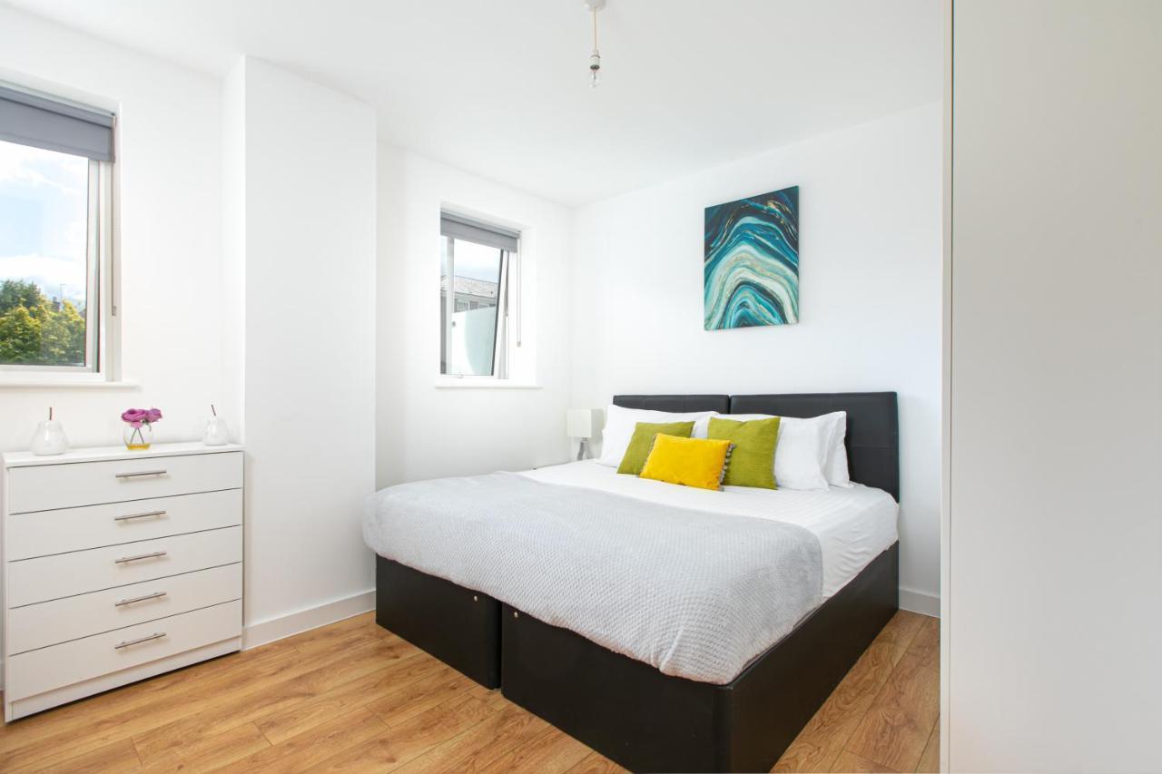 Skyvillion - Cozy Apartments In Enfield Town With Free Parking & Wifi Exterior photo