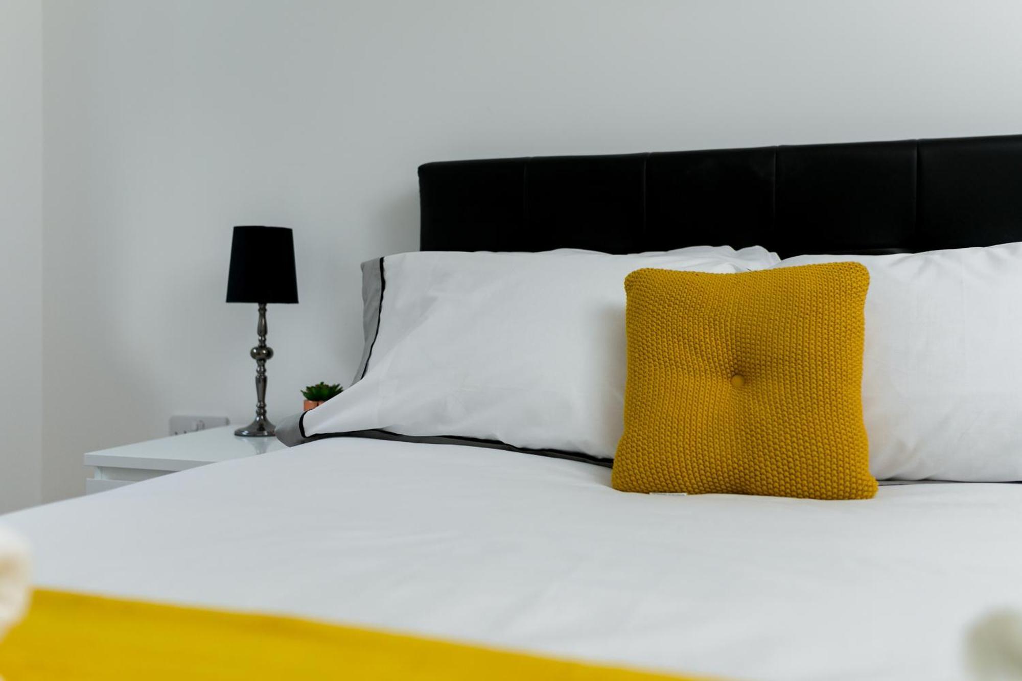 Skyvillion - Cozy Apartments In Enfield Town With Free Parking & Wifi Exterior photo