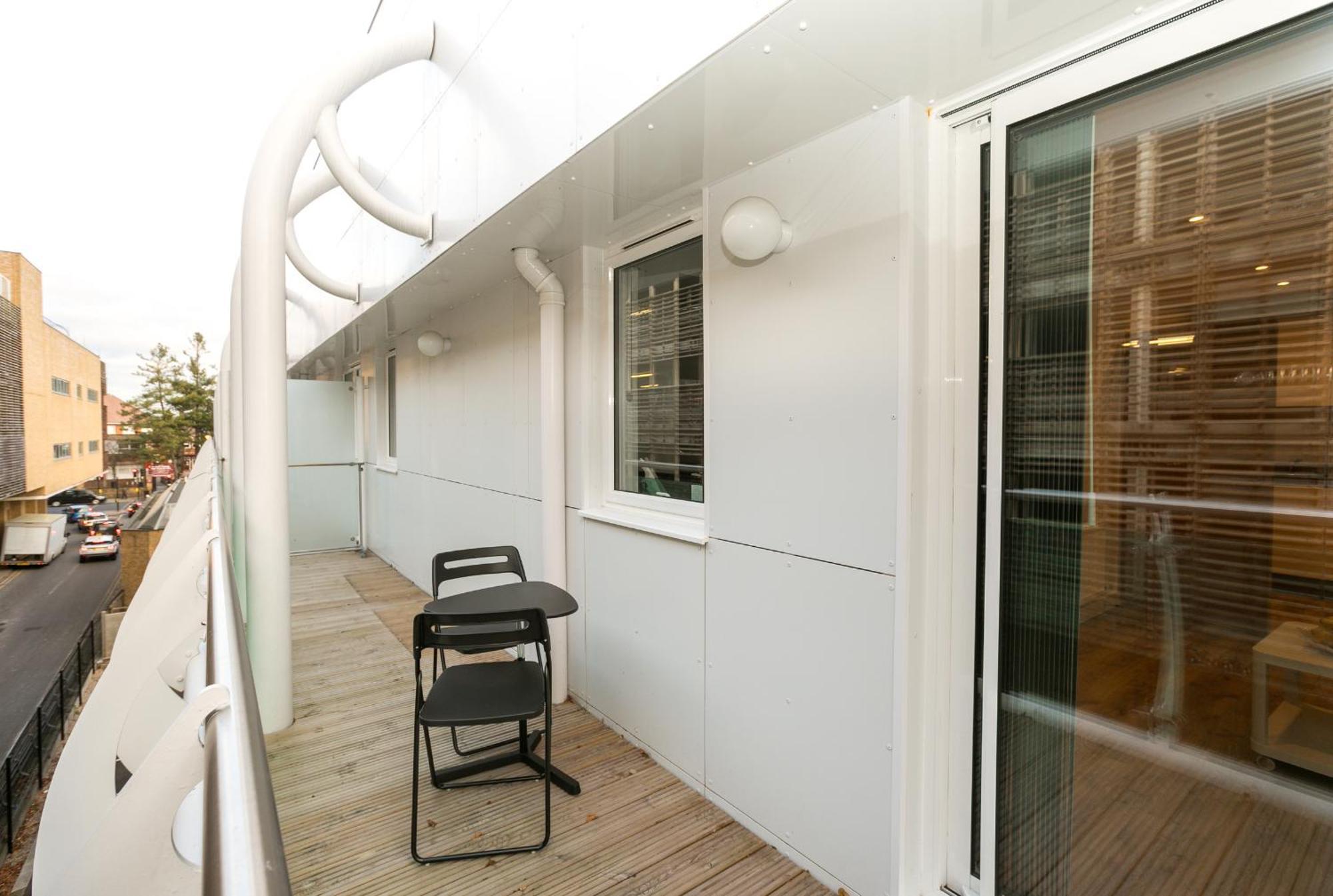 Skyvillion - Cozy Apartments In Enfield Town With Free Parking & Wifi Exterior photo